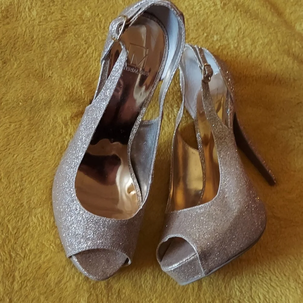 SALE‼️ Material Girl gold glitter platform sandal 9.5